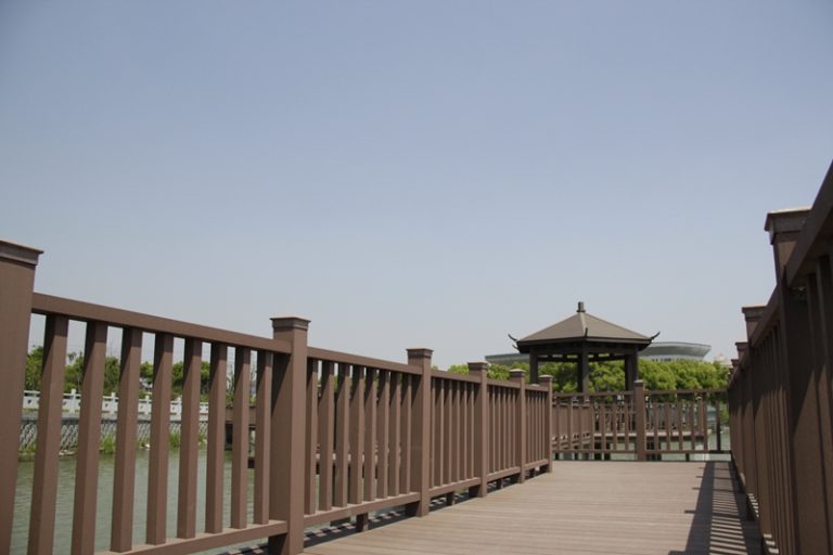 户外塑木栏杆优势：防水防腐的长期保障