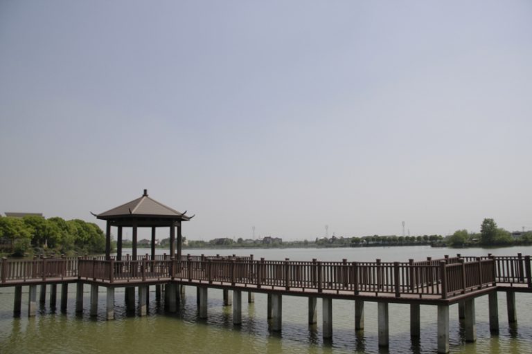 时尚塑木栏杆：重塑您的阳台与露台