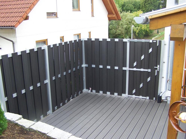 自然美学：塑木围栏与户外环境的和谐统一