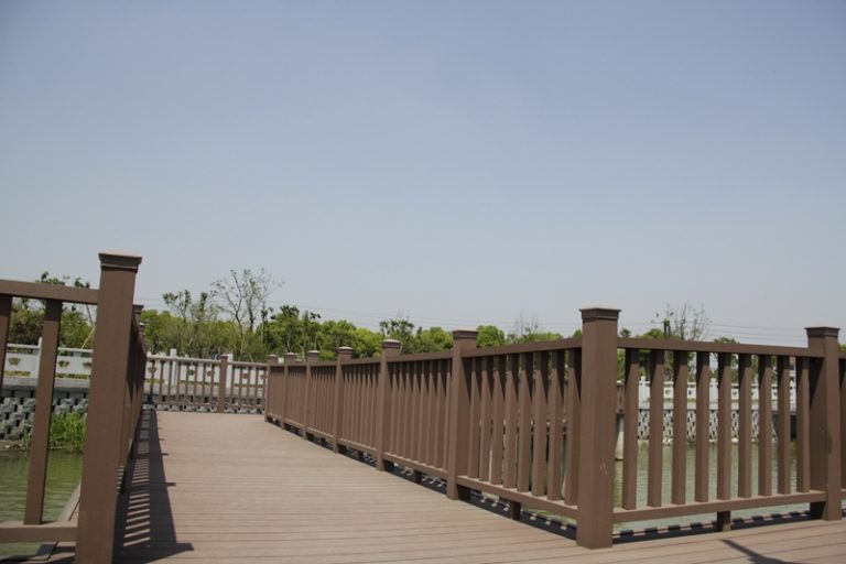 户外塑木栏杆：耐用美观的庭院守护者