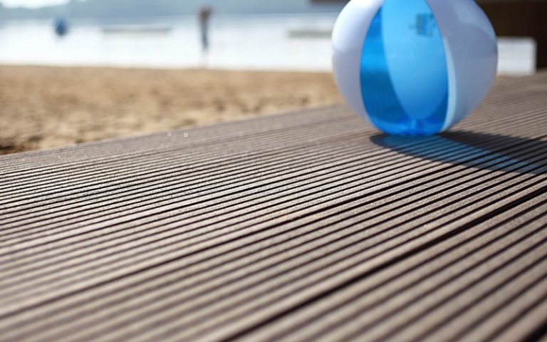 耐用美观两不误：塑木地板厂家的卓越品质承诺